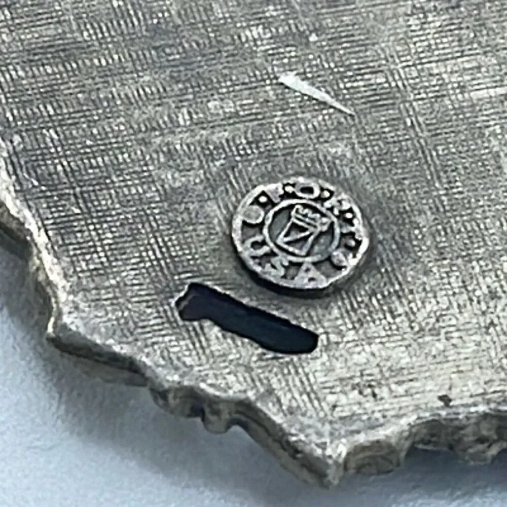 Vintage Chicago lake skyline scene keychain in pewter